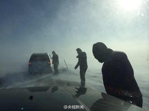 新疆省道201线遭10级大风夹雪