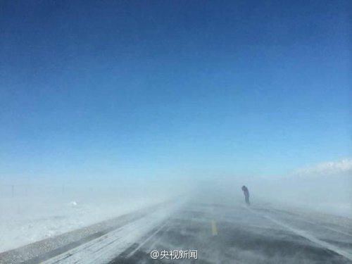 新疆省道201线遭10级大风夹雪1
