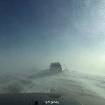 新疆省道201线遭10级大风夹雪3