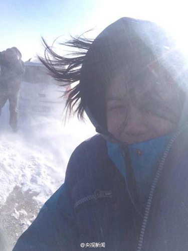 新疆省道201线遭10级大风夹雪4