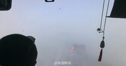 新疆省道201线遭10级大风夹雪5