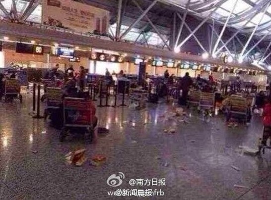 郑州机场飞机延误乘客打工作人员并泼饮料