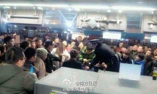 郑州机场飞机延误乘客打工作人员并泼饮料3