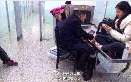 郑州机场飞机延误乘客打工作人员并泼饮料2