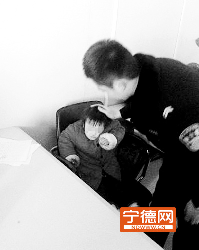 路人“捡”到3岁女娃 蕉南民警帮她找到家人