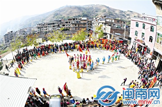 安溪村民表演梁山好汉攻城的“宋江阵”