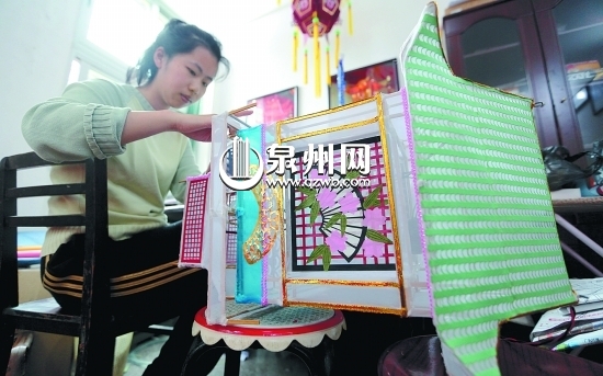 用泉州传统工艺制作日韩元素花灯