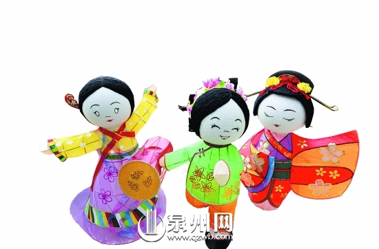 造型活泼的中日韩人偶座灯融入各地文化特色