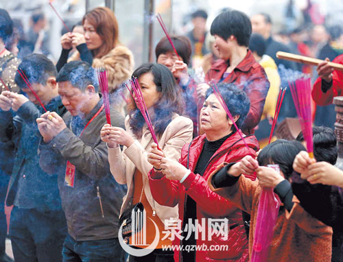 庆典活动引来各地善男信女
