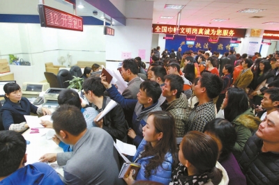 市行政服务中心迎来办证高峰