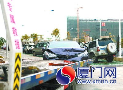拖车公司春节忙着把事故车拖回厦门