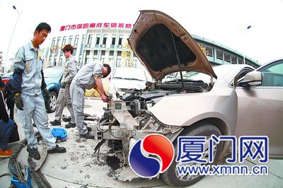 扎堆来定损的车辆让工作人员忙坏了