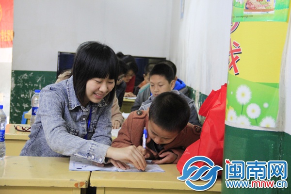 返乡大学生给孩子们进行一对一功课辅导