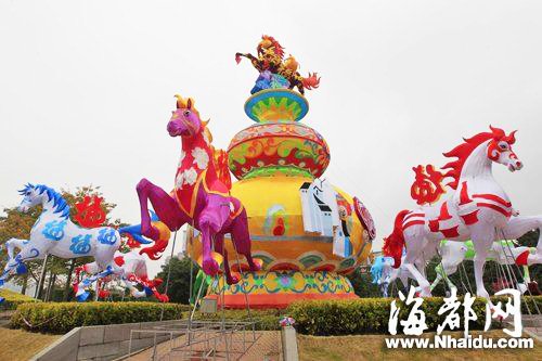马尾东江滨，九匹马各自驮着一个“福”字，象征“马 