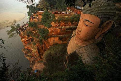 始建于1300年前的世界上最高的古代石刻佛像——乐山 