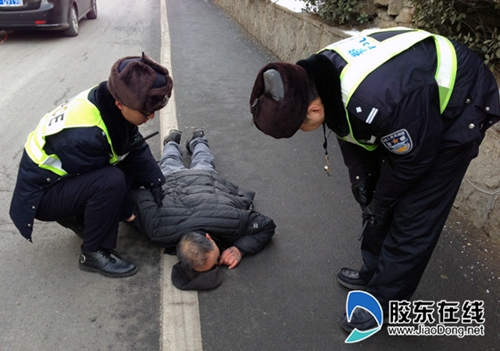 老人晕倒路边醒后第一句“你咋撞我”2