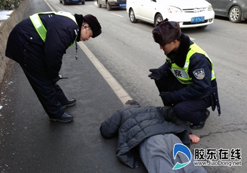 老人晕倒路边醒后第一句“你咋撞我”1