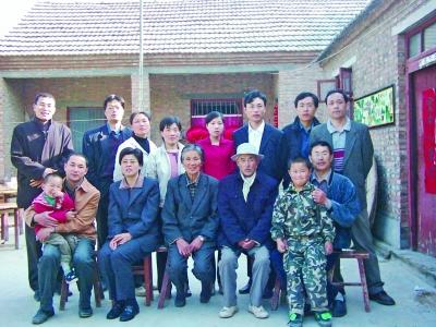 七兄妹20余年坚持回家看父母1