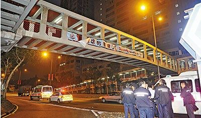 醉酒女子因情变狂奔100米跳桥