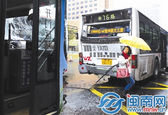 挡风玻璃雾化 两公交车追尾