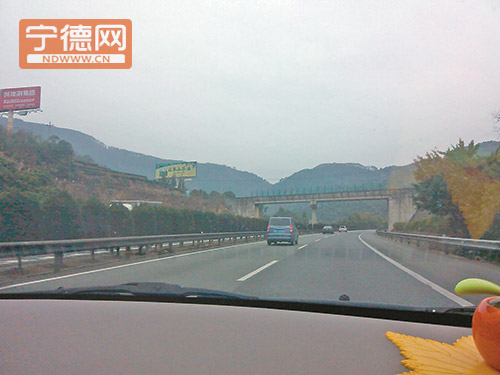 长时间占超车道行驶 民警表示该行为违反交通规则