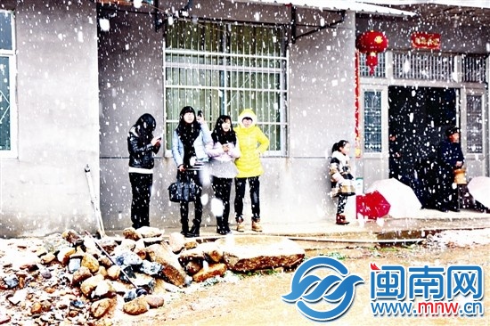 浦城飘起雪花，大伙儿拍照留念