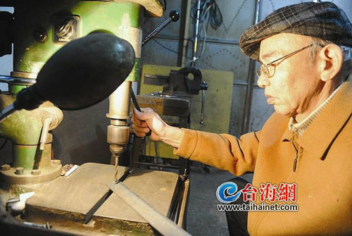 陈和平一有空就在工作室里研制木人