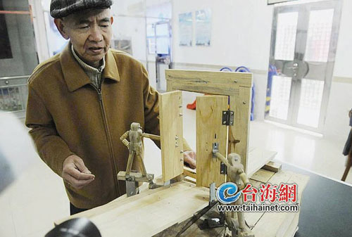 陈和平一有空就在工作室里研制木人1