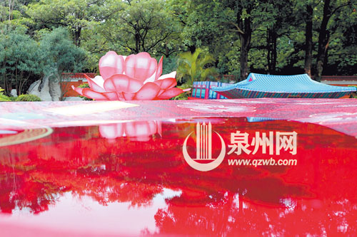 梨园古典剧院外的莲花灯