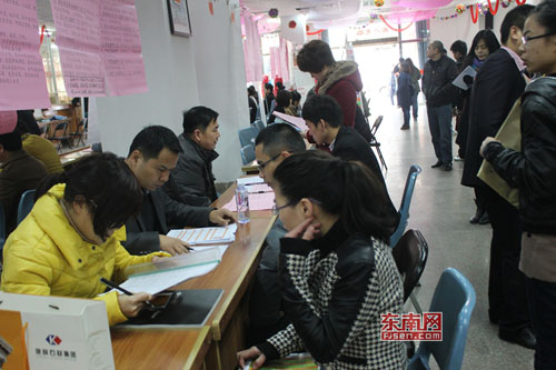 上午十点半，泉州人才市场的毕业生专场，应聘者越来 
