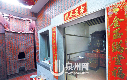 宫仅一间房间大小，内奉祀佛像、关帝爷等，宫内侧还 