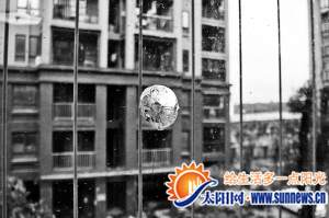 窗玻璃上的圆孔