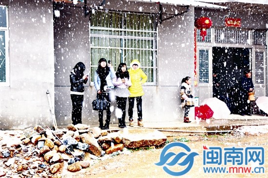 浦城飘起雪花，大伙儿拍照留念