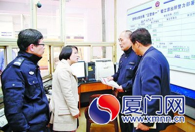 大年初三，市民评代表和效能监督员在派出所了解民警 