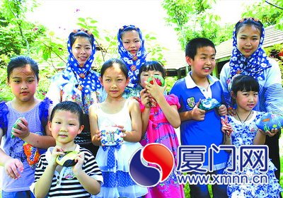 孩子们手捧DIY石头彩绘