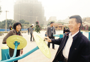 双溪口村村民在文化广场休闲健身