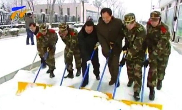 书记扫雪不出力战士推着走