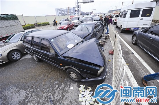 公交司机突发脑梗 11车被撞2