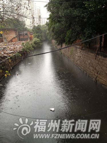 榕光明港一支河黑臭问题严重　居民粪便直排入河