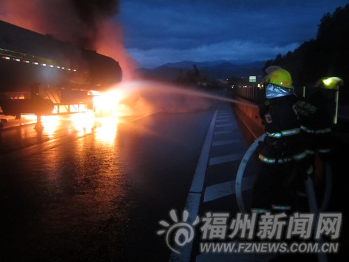 槽罐车高速上轮胎起火　险造成10多吨丁二烯泄漏1