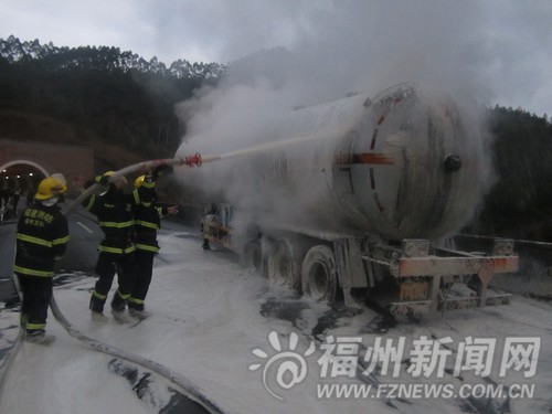 槽罐车高速上轮胎起火　险造成10多吨丁二烯泄漏3