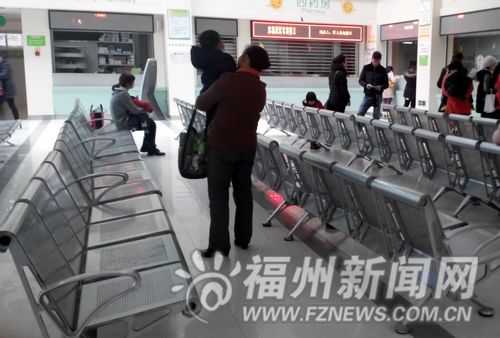 榕多家医院金属坐椅冷冰冰　病人候诊不敢坐