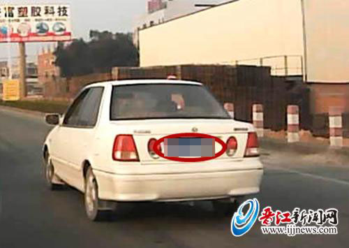 行车记录仪拍下车子“抛物”过程