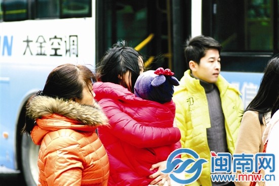 天气寒冷，行人裹上了厚衣