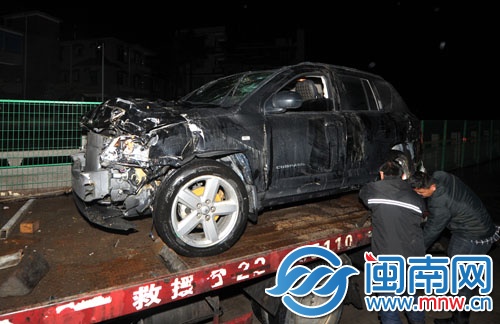 事故车被打捞上岸，车头严重损毁