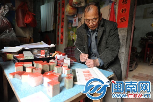 老万刻了很多的关于马的印章