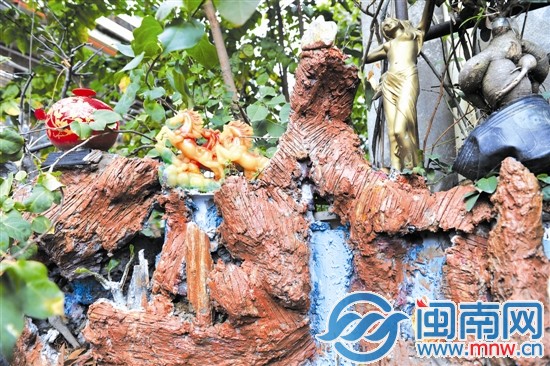 假山上嵌入废弃的艺术品，形成不同的园林景象