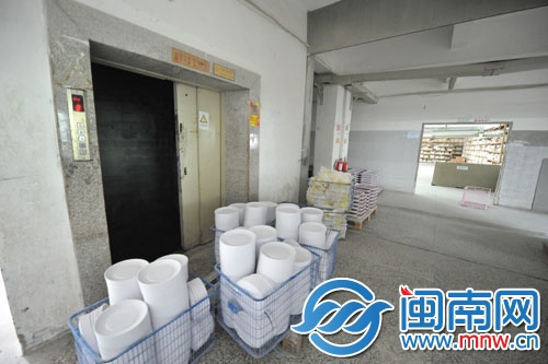 电梯仍停在3楼，工人从2楼坠落身亡