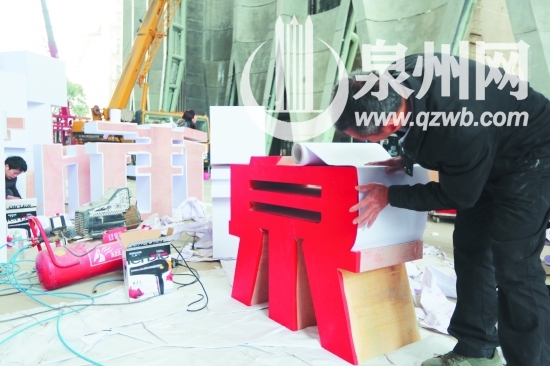 作为演出场地的西街面粉厂正加紧布置