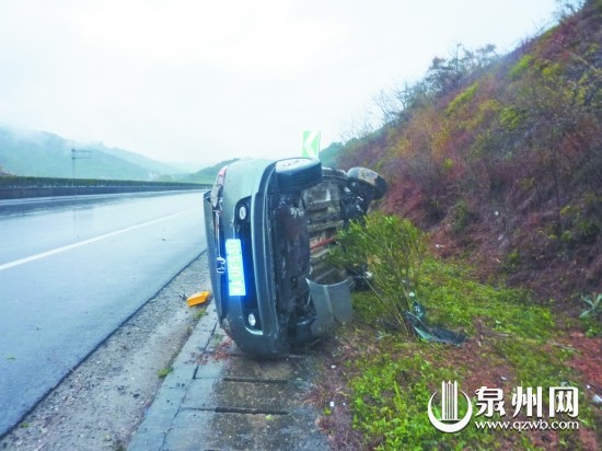 路滑加上速度过快，一辆小车侧翻